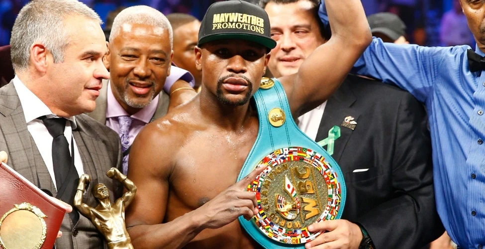 Floyd Mayweather splashes the cash in Japan!