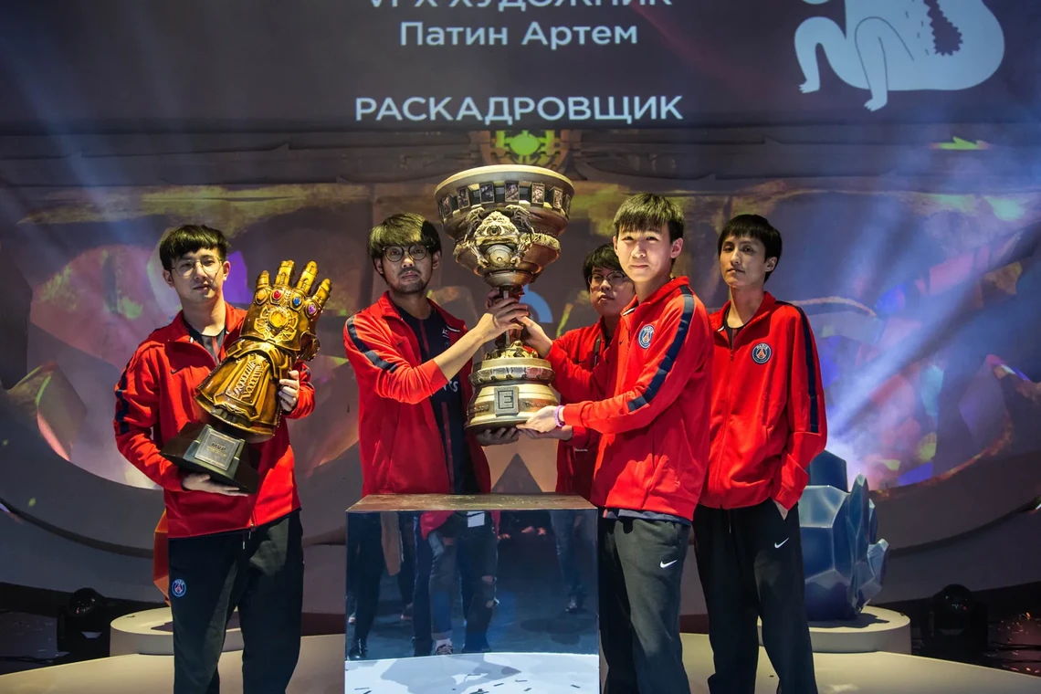 PSG.LGD players posing with the trophy
