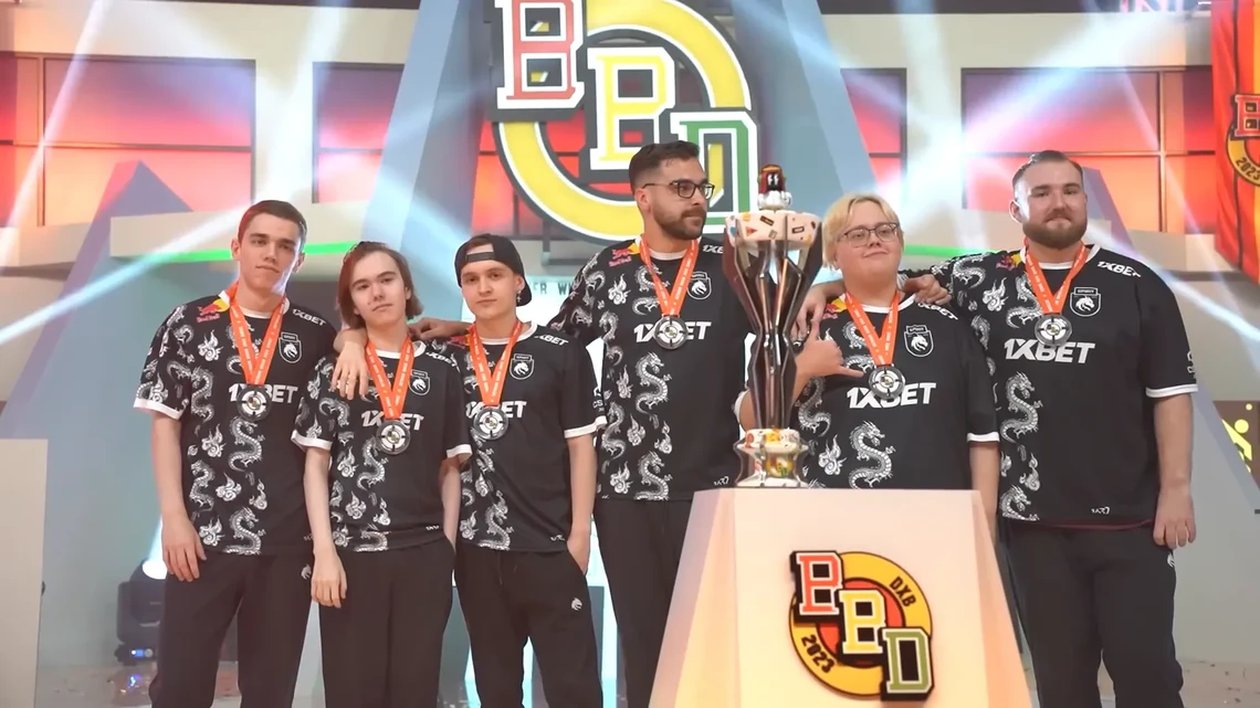 Team Spirit players holding the trophy